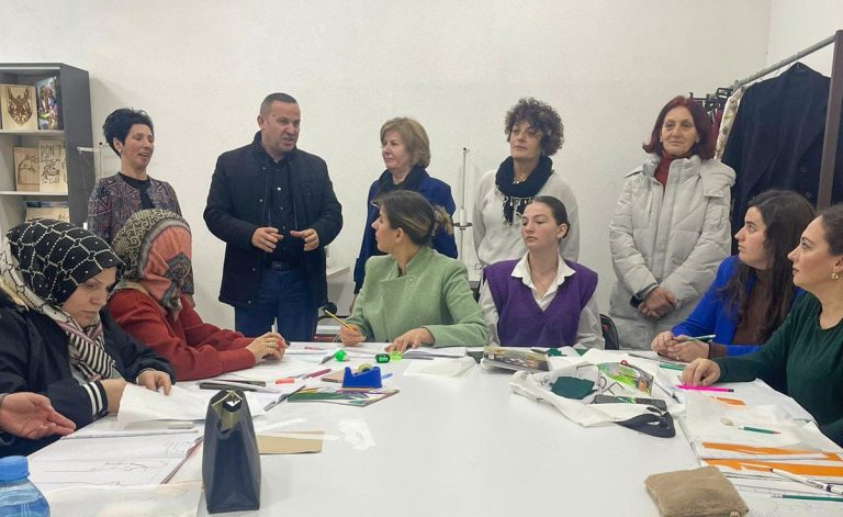 Drejtori Ramadan Tarashaj viziton Qendrën e kurseve për aftësim profesional KOMEK