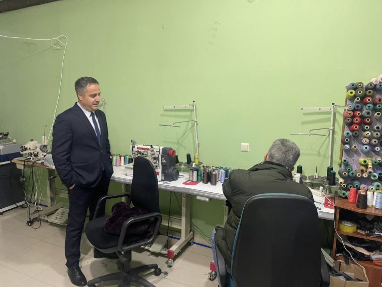 Driton Selmanaj vlerëson profesionin e rrobaqepësit të prizrenasit Afrim Gashi