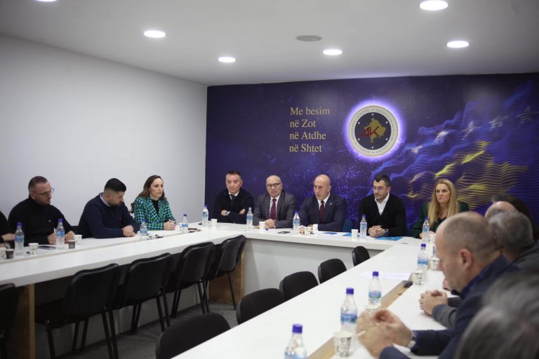 Ramush Haradinaj ka mbledhur sot në takim përfaqësuesit e degës së AAK-së në Prizren
