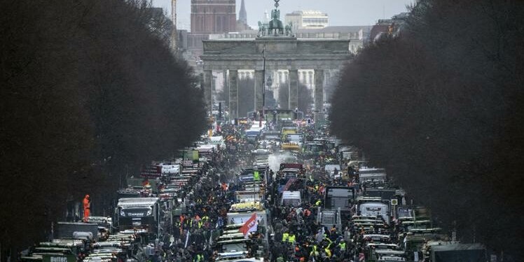 Fermerët në protestë, qindra kamionë e traktorë i parkojnë pranë Portës së Brandenburgut të Berlinit
