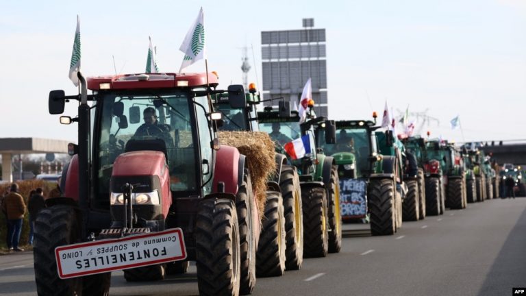 Bujqit francezë e rrethojnë me traktorë Parisin