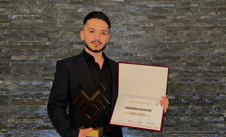 Solisti nga Prizreni, Erblin Hoxha, shkëlqeu si fitues i Festivalit Muzikor “Fest Flaka” 2024