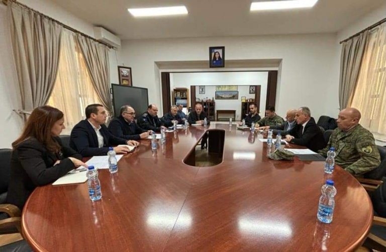 Zëvendësministri i Mbrojtjes, Shemsi Syla takon krytarin Totaj, flasin për Planit Operativ Emergjent Lokal