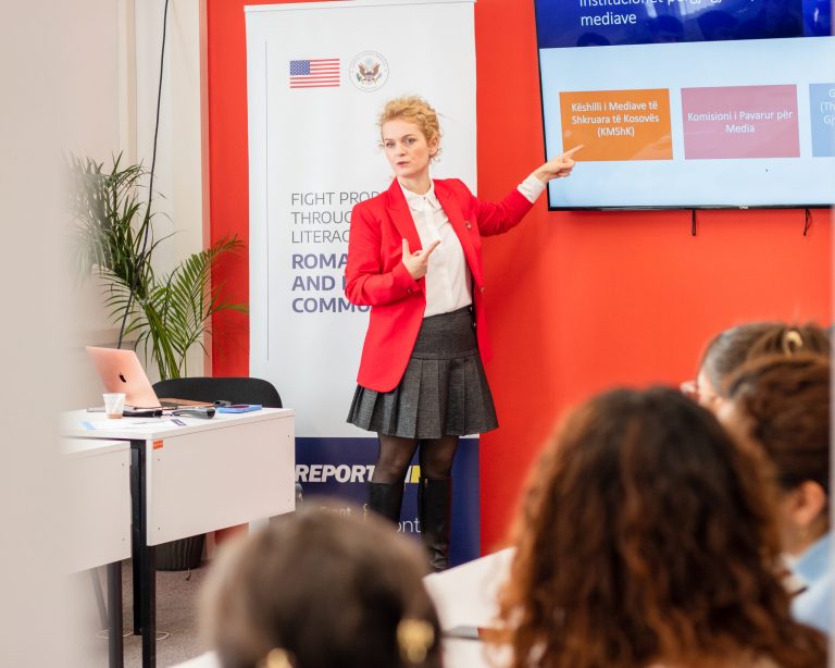 Gjysma e pjesëmarrësve vajza në trajnimin në Prizren mbi Edukimin Medial