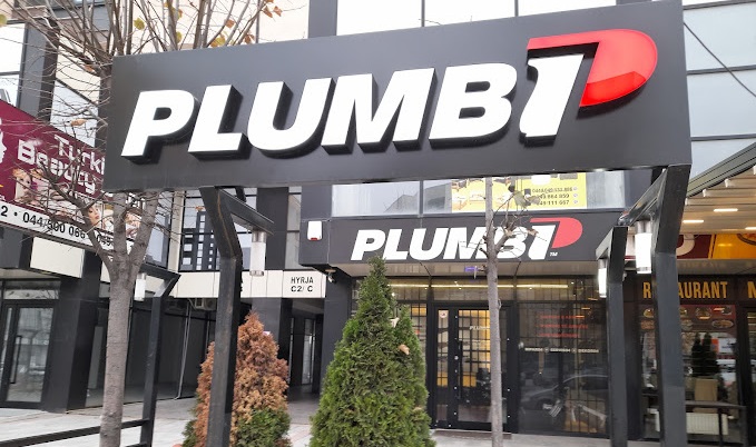 Hajnat e armatosur thyejnë shitoren e armëve ‘Plumbi’ në Prizren, marrin qindra euro dhe armë zjarri