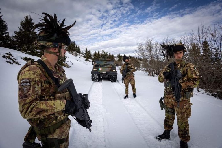 NATO-ja e gatshme t’i shtojë trupat në Kosovë, Stoltenberg: Situata në rajon e brishtë