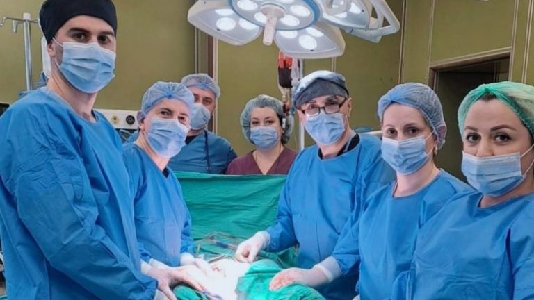 Në QKUK kryhet një operacion i rëndë, vena e thellë e këmbës përdoret si arterie e barkut
