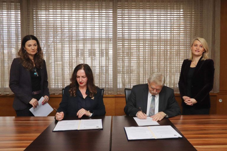 225 studentë kosovarë do të kenë mundësi të studiojnë në Hungari