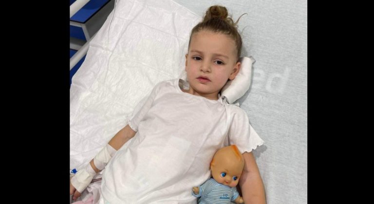 Nina e vogël ka nevojë për ndihmë nga njerëzit me shpirt human