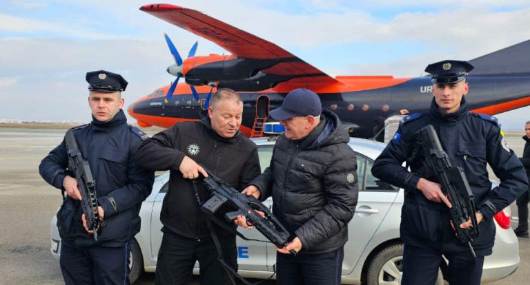 Patrullat e Policisë së Kosovës pajisen me armë të gjata