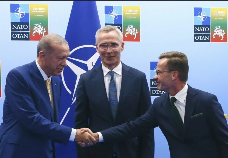Turqia hap rrugën për anëtarësimin e Suedisë në NATO