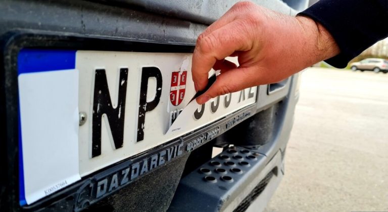 Kosova vendos për heqjen e letrave ngjitëse nga targat e Serbisë