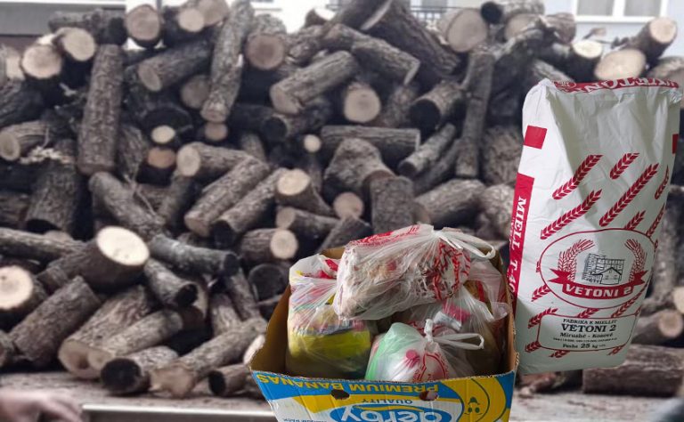 Familja Maqkaj nga Prizreni, ndihmon 7 familje me kushte të rënda me pako ushqimore dhe dru për ngrohje