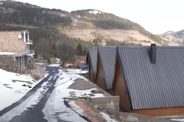 Gratë e krerëve të KGJK-së ndërtuan vila kundërligjshëm, e më pas ua falën nënave të tyre