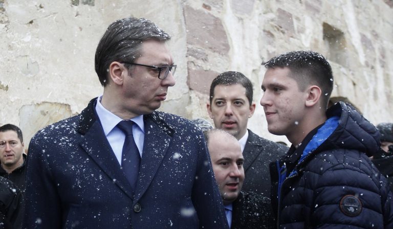 Djali i Vuçiqit, Danilo, vitin e ri e festoi me terroristin Radojçiqin