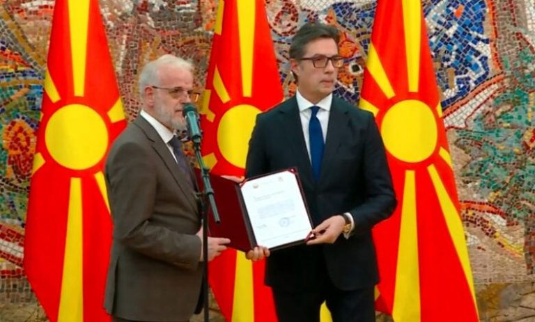 Presidenti maqedonas Pendarovski ia dorëzoi mandatin Xhaferit