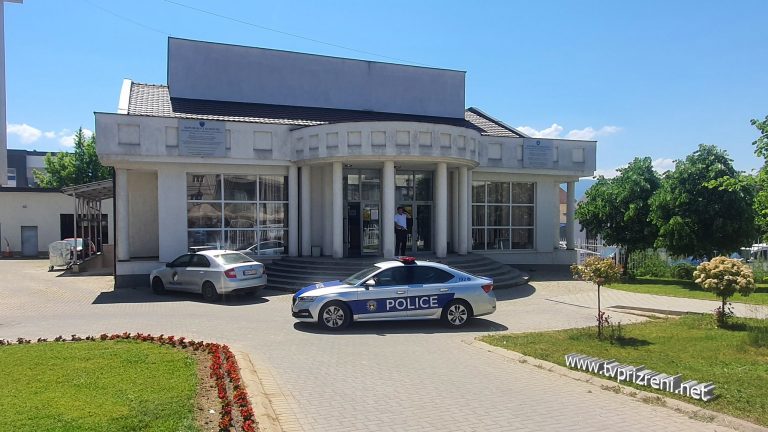 Policia identifikon pesë të dyshuar për vjedhje në Suharekë