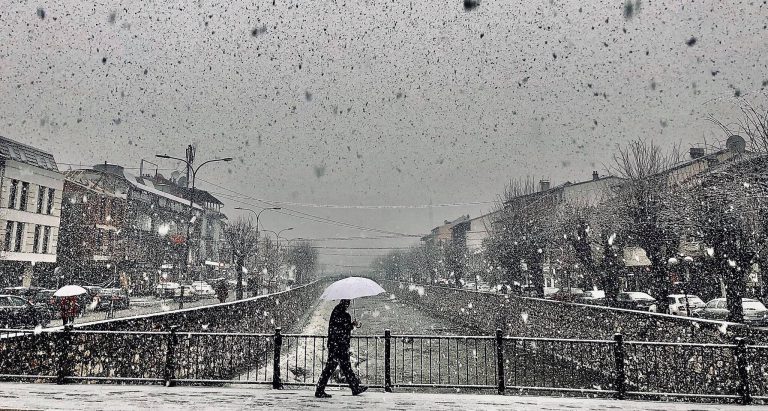 Mot i ftohtë, me reshje shiu e bore javën e ardhshme në Kosovë