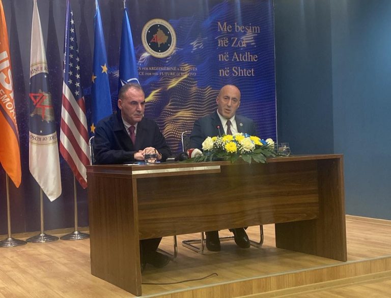 Ramush Haradinaj dhe Fatmir Limaj e zyrtarizojnë koalicionin parazgjedhor