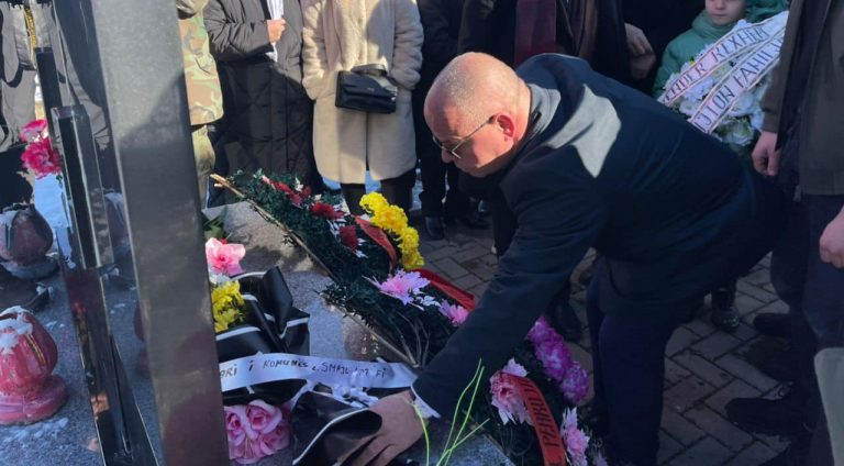 Smajl Latifi bën homazhe në Krushë të Madhe në 25 vjetorin e rënies për liri të Skender Rexhepit dhe Fitim Durakut