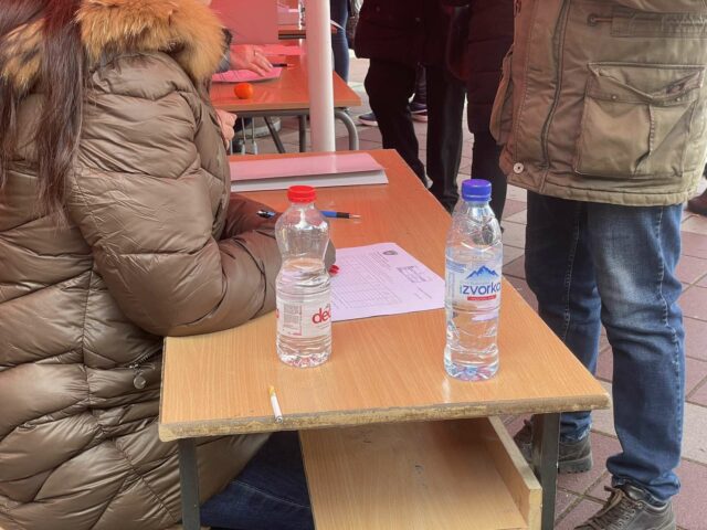 Fillon mbledhja e nënshkrimeve për shkarkimin e kryetarëve të Zubin Potokut dhe Zveçanit