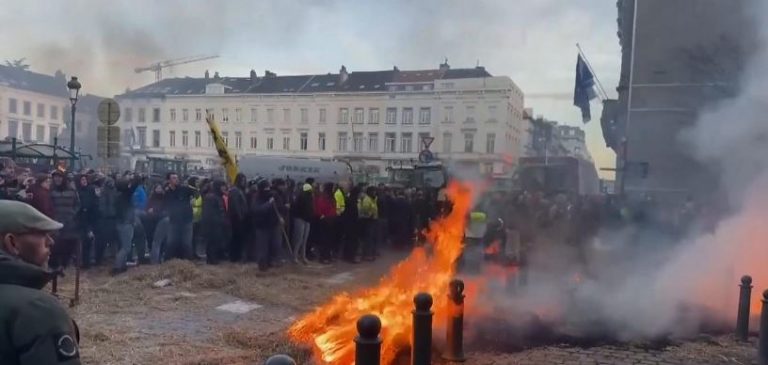Fermerët hedhin vezë e djegin goma pranë Parlamentit Evropian në Belgjikë