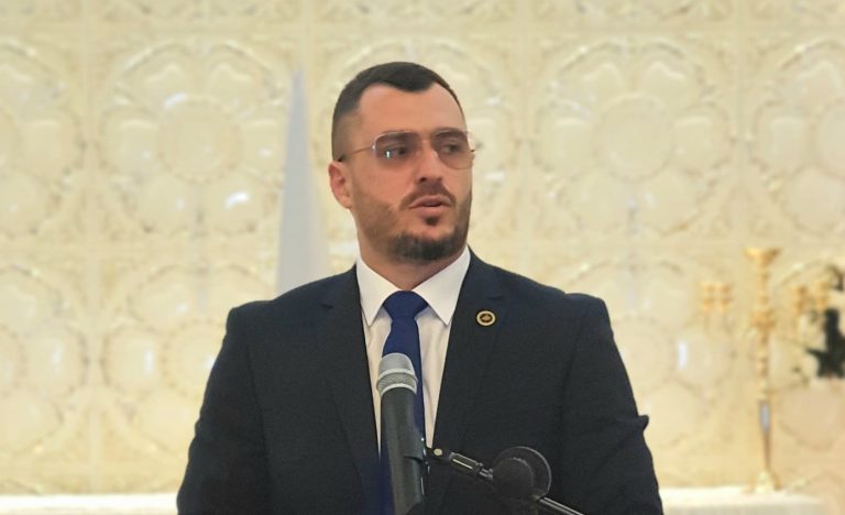 Besnik Krasniqi reagon pas dorëheqjeve në AAK-Prizren: Disa njerëz ndërrojnë anë për një vend pune