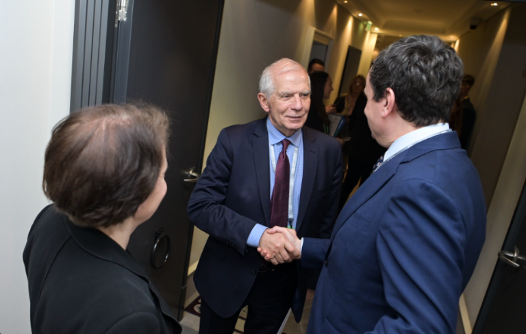 Borrell deklarohet pas takimeve me Kurtin dhe Vuçiqin