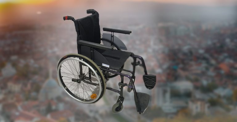 Prizrenasi dhuron karrocë për persona me nevoja të veçanta