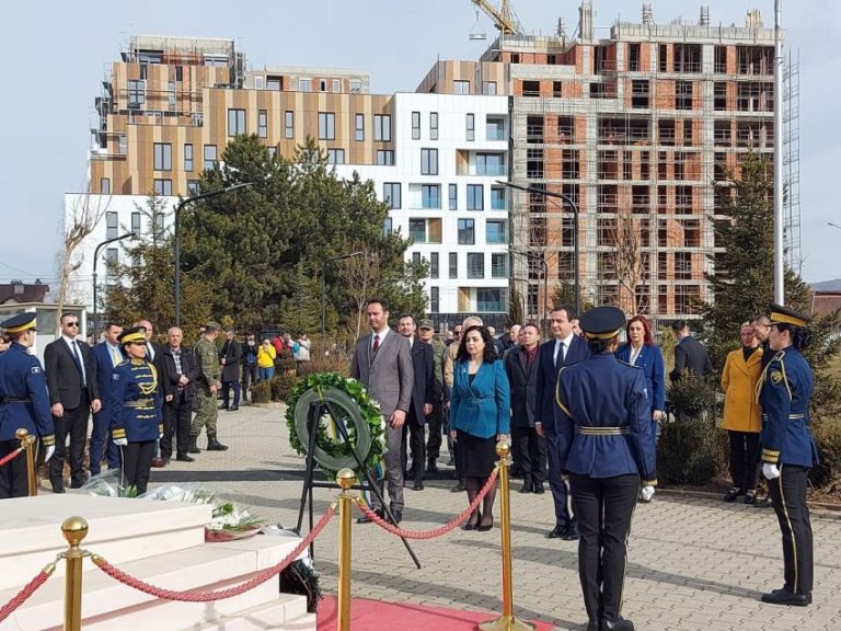 Krerët bëjnë homazhe te varri i Rugovës dhe Demaçit