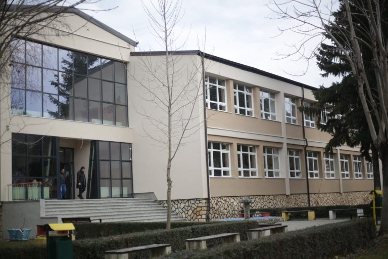 Përfundojnë punimet në zbatimin e masave të efiçiencës së energjisë në shkollën “Mati Logoreci”