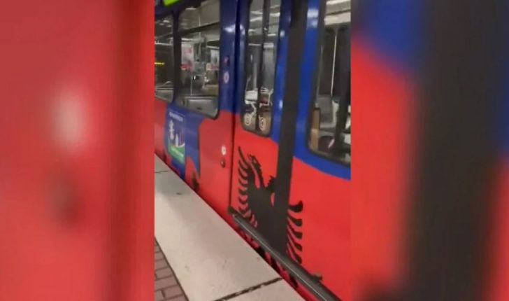 Metroja në Dyseldorf zbukurohet me flamujt kuq e zi për nder të kombëtares së Shqipërisë
