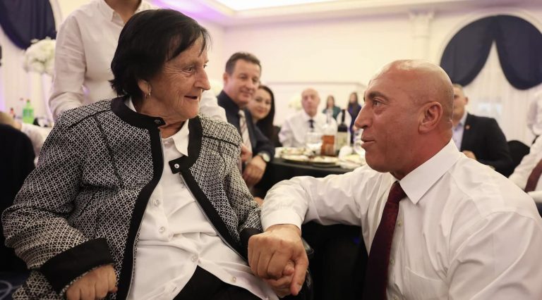 Haradinaj u shpreh ngushëllime familjes Nimanaj për humbjen e nënës së luftëtarit të UÇK-së, Fatmir Nimanaj