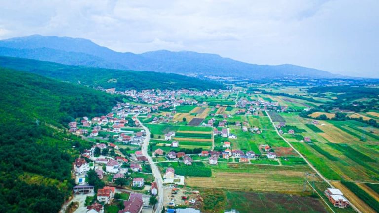 Totaj përshëndet qytetarët me pamje të fshatit Romajë: Thesar i historisë dhe kulturës sonë