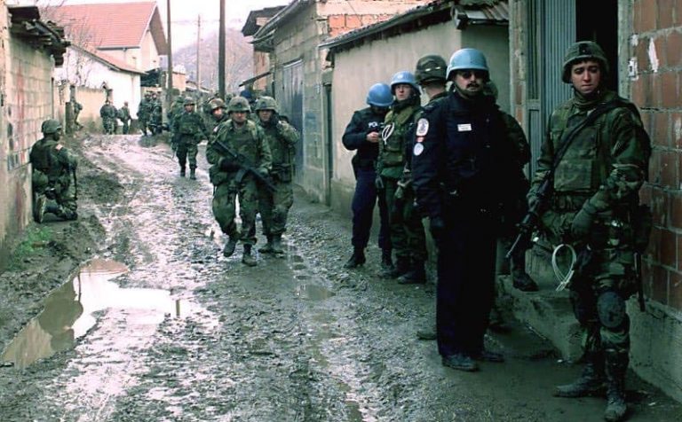 Kurti kërkon drejtësi për masakrën e vitit 2000: Në Mitrovicë spastrimi i shqiptarëve u bë nën vëzhgimin e KFOR-it