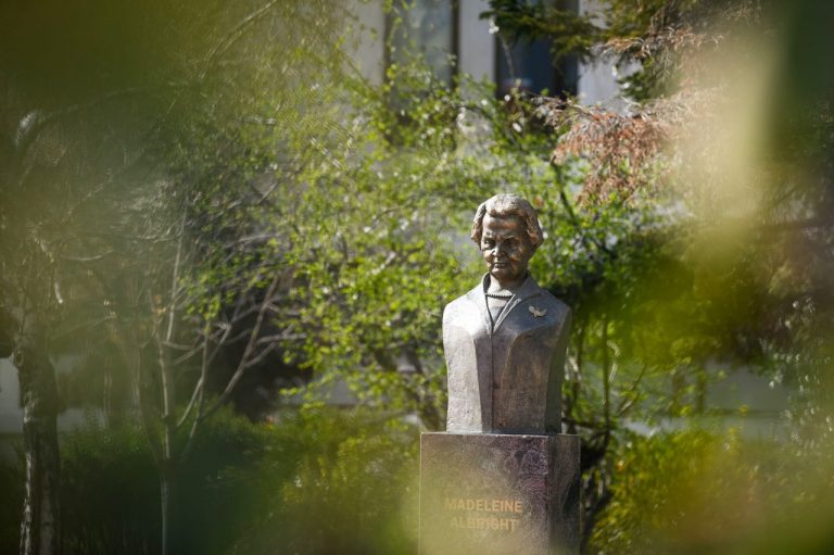 Presidentja Osmani: Do ta kujtojmë përgjithmonë kontributin e përhershëm të ish–sekretares Albright për lirinë dhe demokracinë tonë