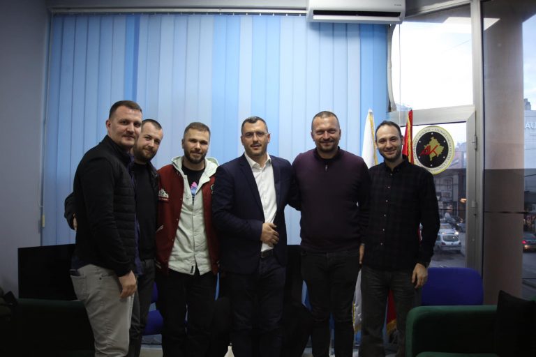 Në degën e AAK-së në Prizren anëtarësohen anëtar të rinj