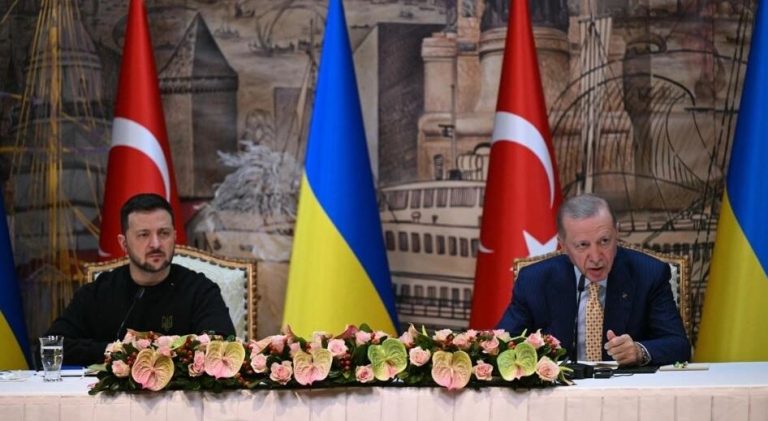 Turqia e gatshme të organizojë një samit midis Ukrainës dhe Rusisë që lufta të ndalet