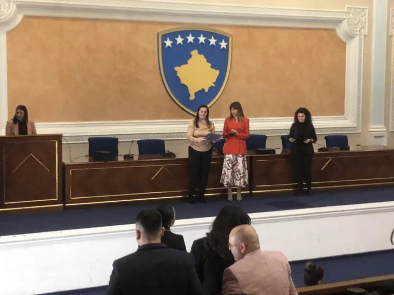 Certifikohen 56 noterë, Haxhiu premton konkurs të ri, përfshirë edhe në veri