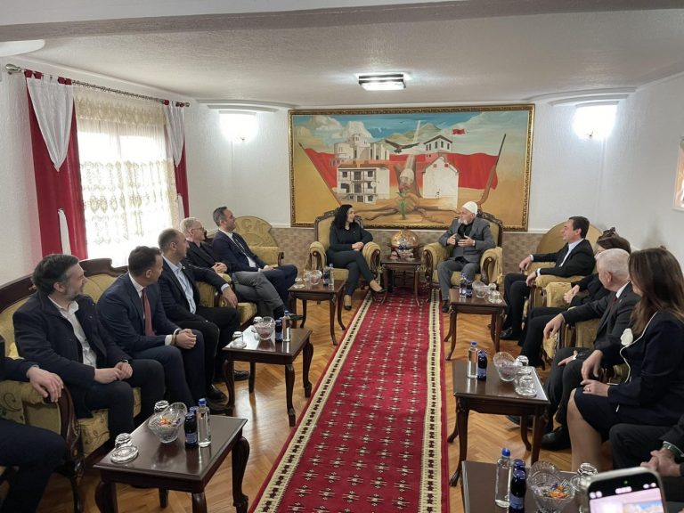 Rifat Jashari ka pritur krerët e shtetit në kullën e Prekazit