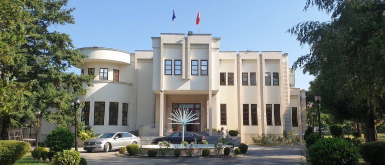 Shpallen përfituesit e pakove ushqimore dhe higjienike për vitin 2025 nga komunitetet jo-shumicë në komunën e Prizrenit