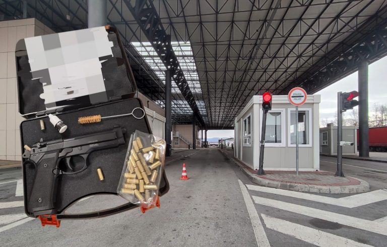 Merdare: Gjatë kontrollit të një autobusi me targa RKS, policia dhe dogana gjen në një valixhe pistoletë dhe 28 fishekë