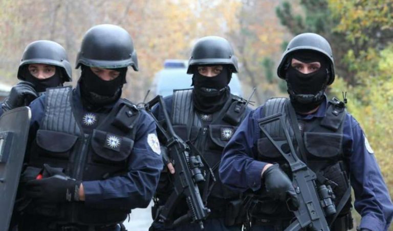 Dy bastisje në Zubin Potok, konfiskohen pajisje ushtarake