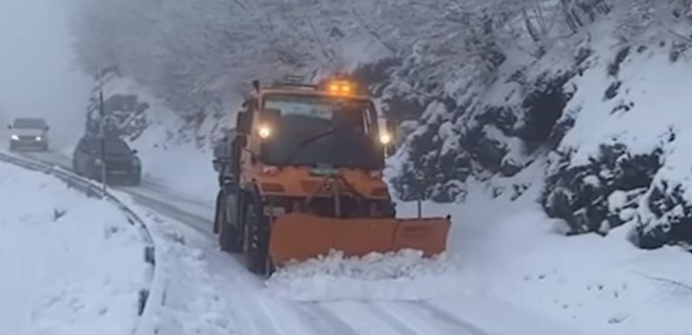 Reshjet e borës vështirësojnë qarkullimin në disa zona në Shqipëri