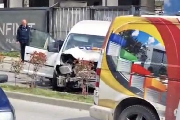 Aksident mes tri veturave në Prizren, lëndohen disa persona