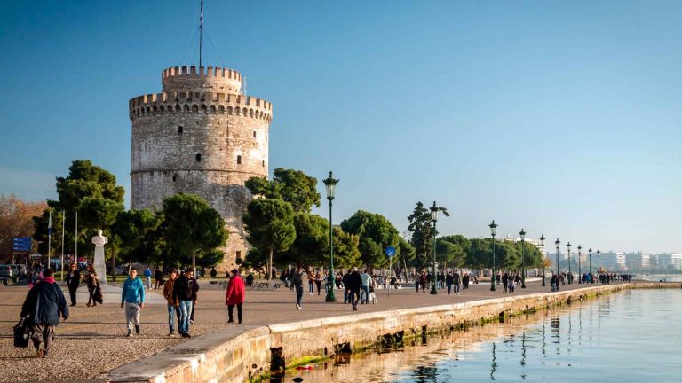 Gazeta greke: Në gjysmën e parë të vitit 2024, gati dy milionë kosovarë vizituan Greqinë