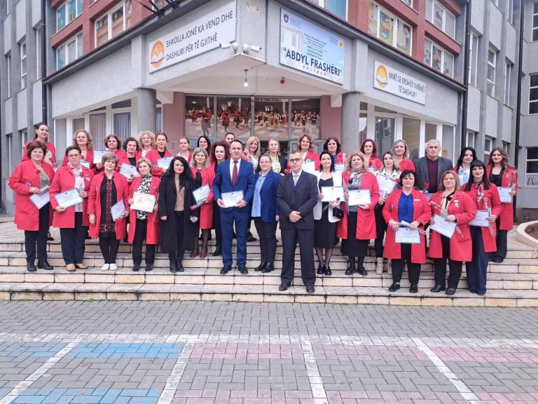 Në Ditën e Mësuesit, shkolla “Abdyl Frashëri” shpërblehet me mirënjohje për punë edukativo-arsimore