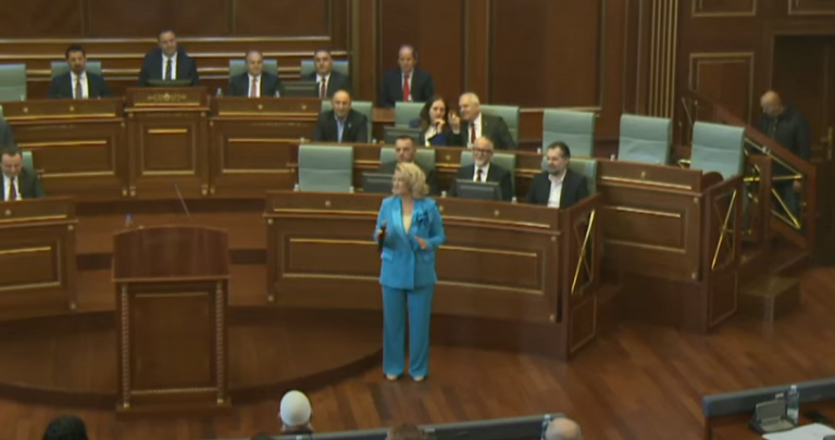 Pas Ilir Shaqirit, Shkurte Fejza këndon “Mora fjalë” në Kuvend