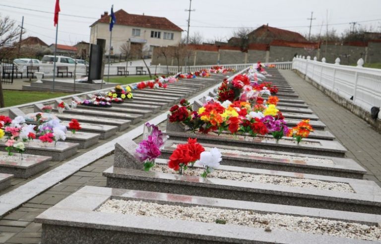 Kurti sot në Rahovec e Malishevë në kujtim të masakrës së Pastaselit dhe Burimit