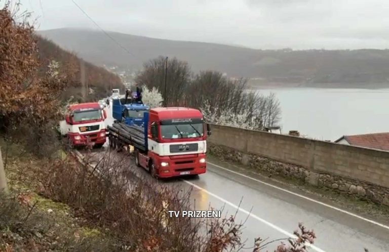 Kamioni del nga rruga, mbrëmë u bllokua qarkullimi i automjeteve në rrugën Kukës- Morinë